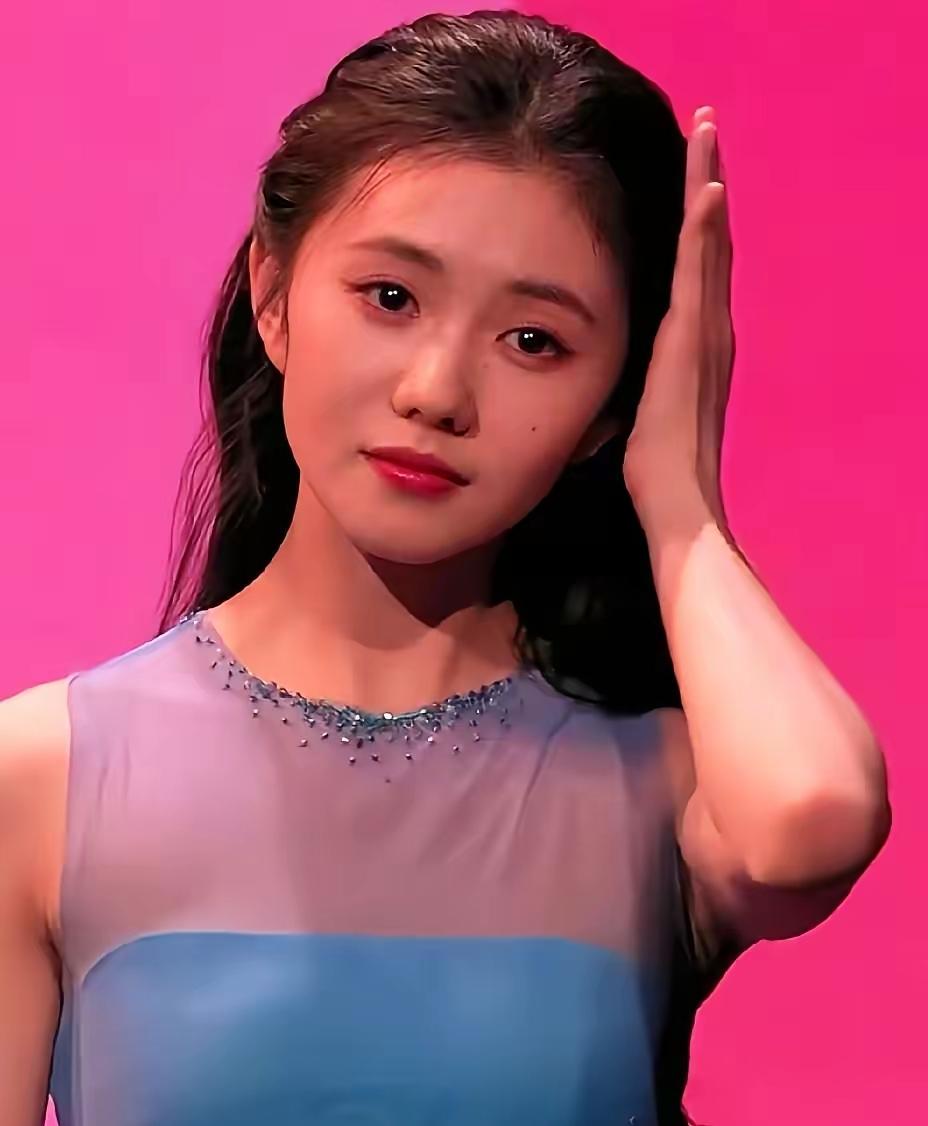 网友心声：我本不懂音律，也不通舞步，却在海来阿木的歌声与刘浩存的翩跹里，坠入一场