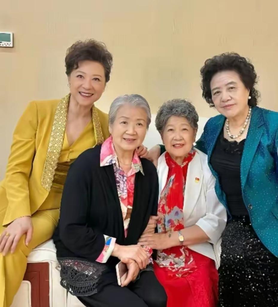 4位影视界前辈艺术家同框：

一身黄衣的王馥荔乌发蝉鬓，双眸带笑，素齿如贝，气质