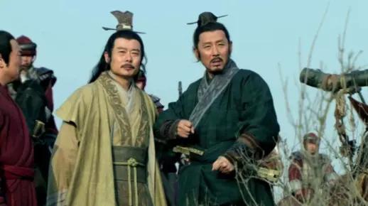 公元前218年，博浪沙。一辆秦始皇的副车被一记一百二十斤的大铁椎砸得稀烂，车里的