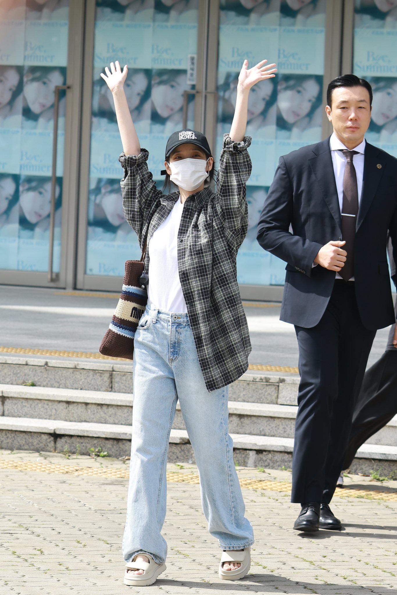 IU[超话]  🐥IU出道17周年粉丝见面会 250914 IU bye su