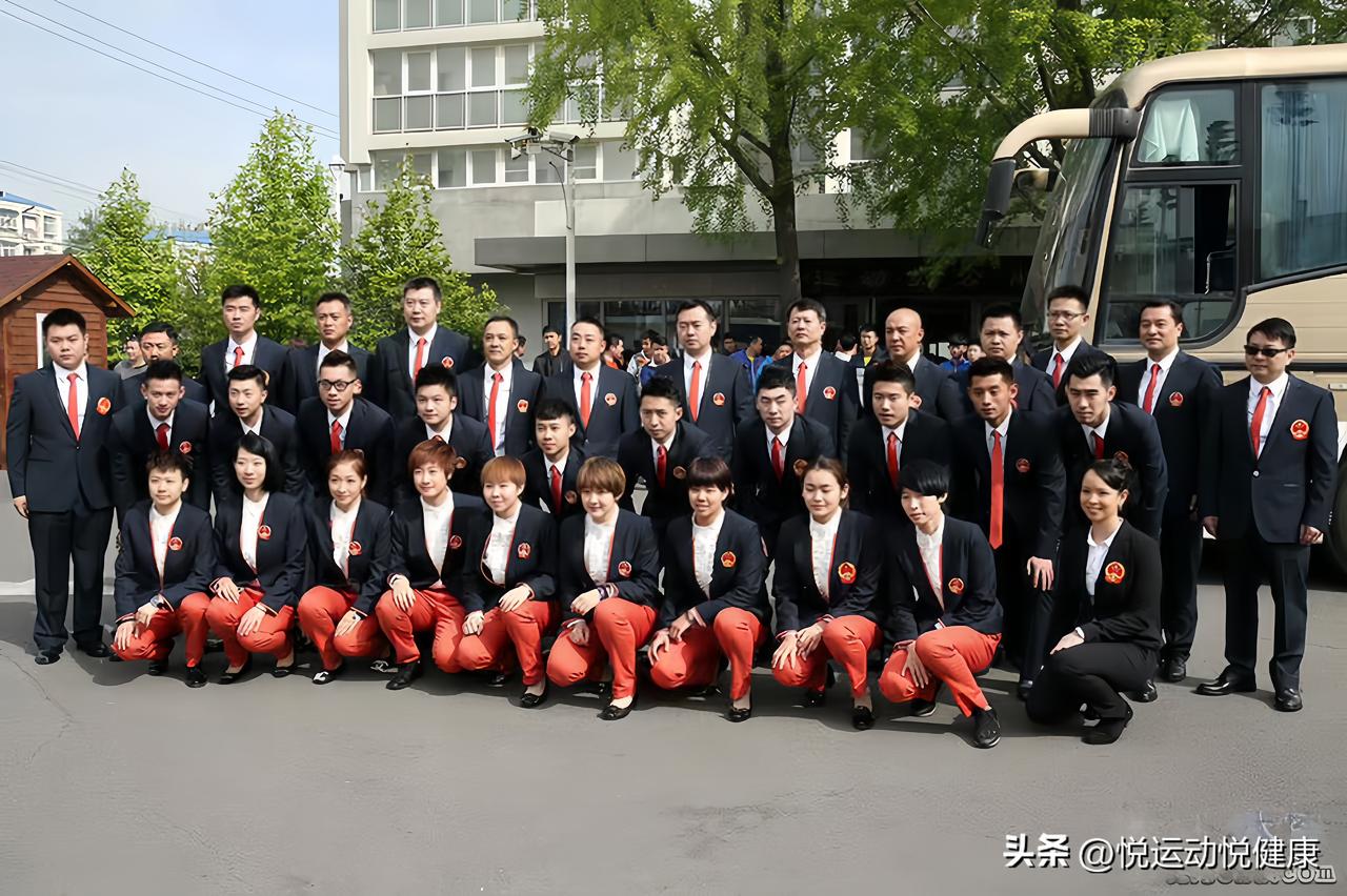 这张老照片定格在2015年，国乒将士出征苏州世乒赛前夕。那一届赛场，中国队气势如