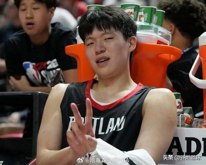 省钱啦！昨天NBA常规赛开拓者大胜奇才的比赛最后时刻，杨瀚森在卡位时被奇才中锋里