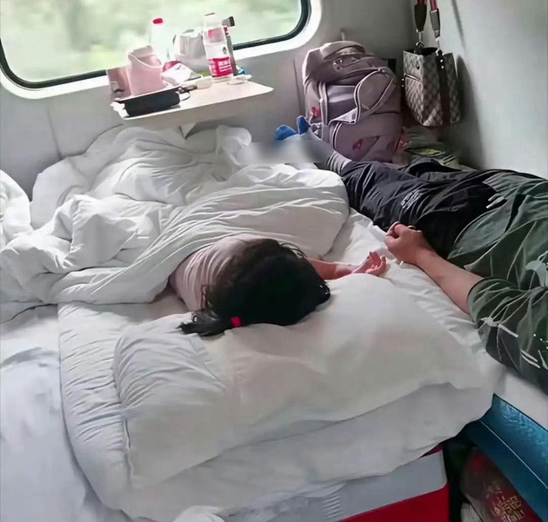 火车上这样真的好吗，不会影响到其他人吗 