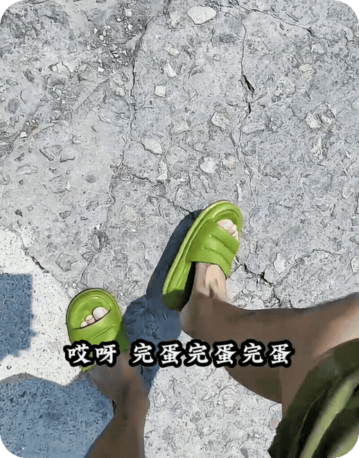 这天热的鞋都变小了，43 码的鞋热成了 34 码！
　　网友：我怀疑你穿儿子的鞋