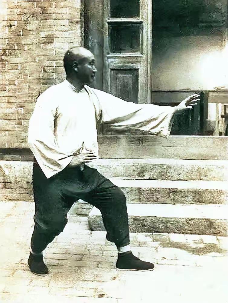 1921年，四个日本武士在奉天设下擂台，将许多迎战的中国武师打成重伤，傅剑秋知道