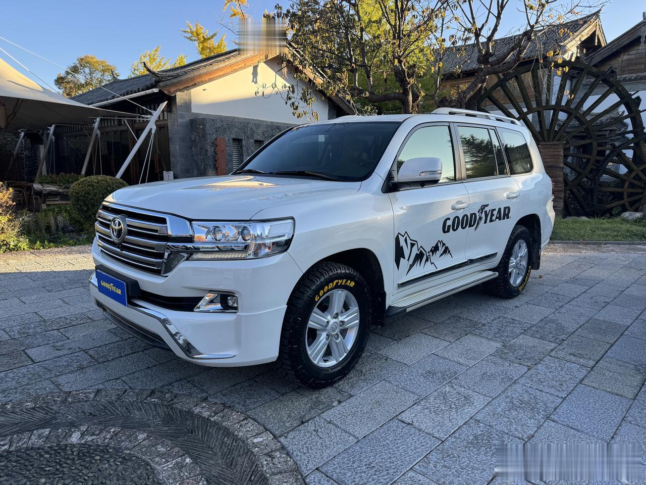 好久没开过这辆车了，老陆巡57已经完全和时代脱节，液压转向之笨重、车之笨重、油耗