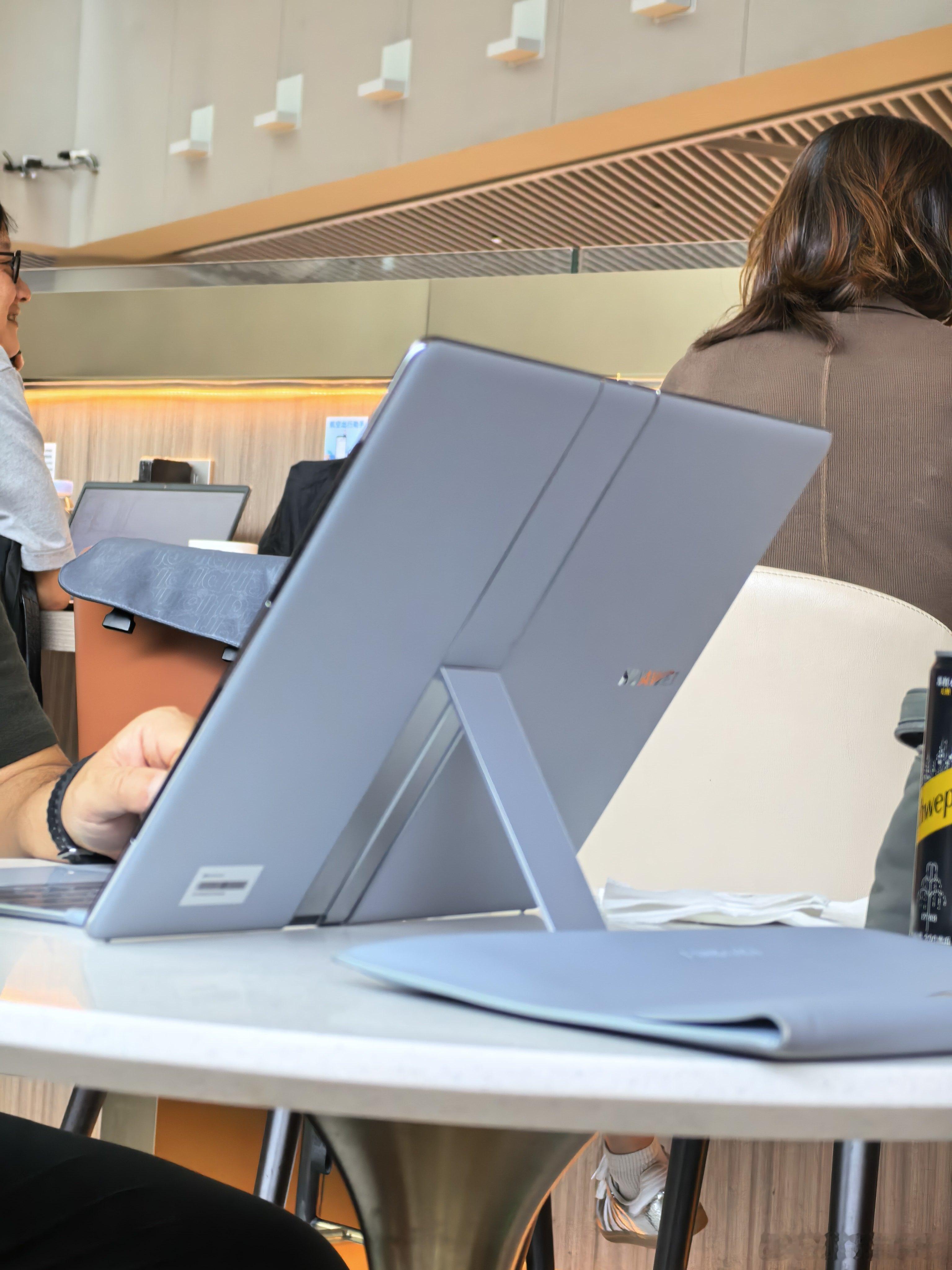 在机场休息室偶遇一台MateBook Fold，帅不帅？ 