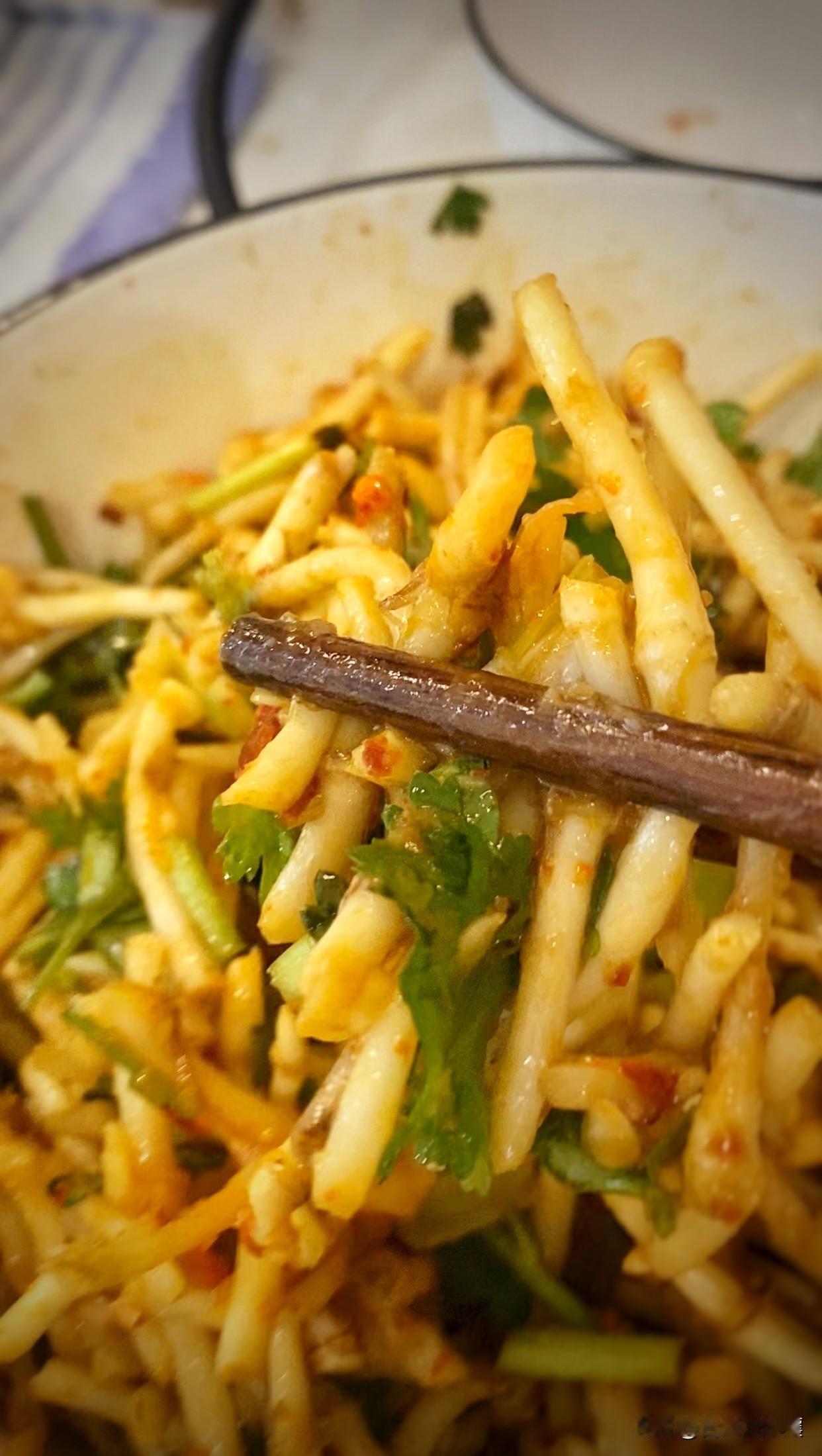 在台湾，这玩意儿叫「鱼腥草」，名字就够倒胃口了，更别提入口！我们台湾人根本没人拿