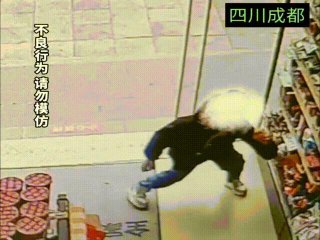 近日四川成都，一位便利店老板，发现一个小孩经常来店里偷拿零食，于是找到孩子爸爸，