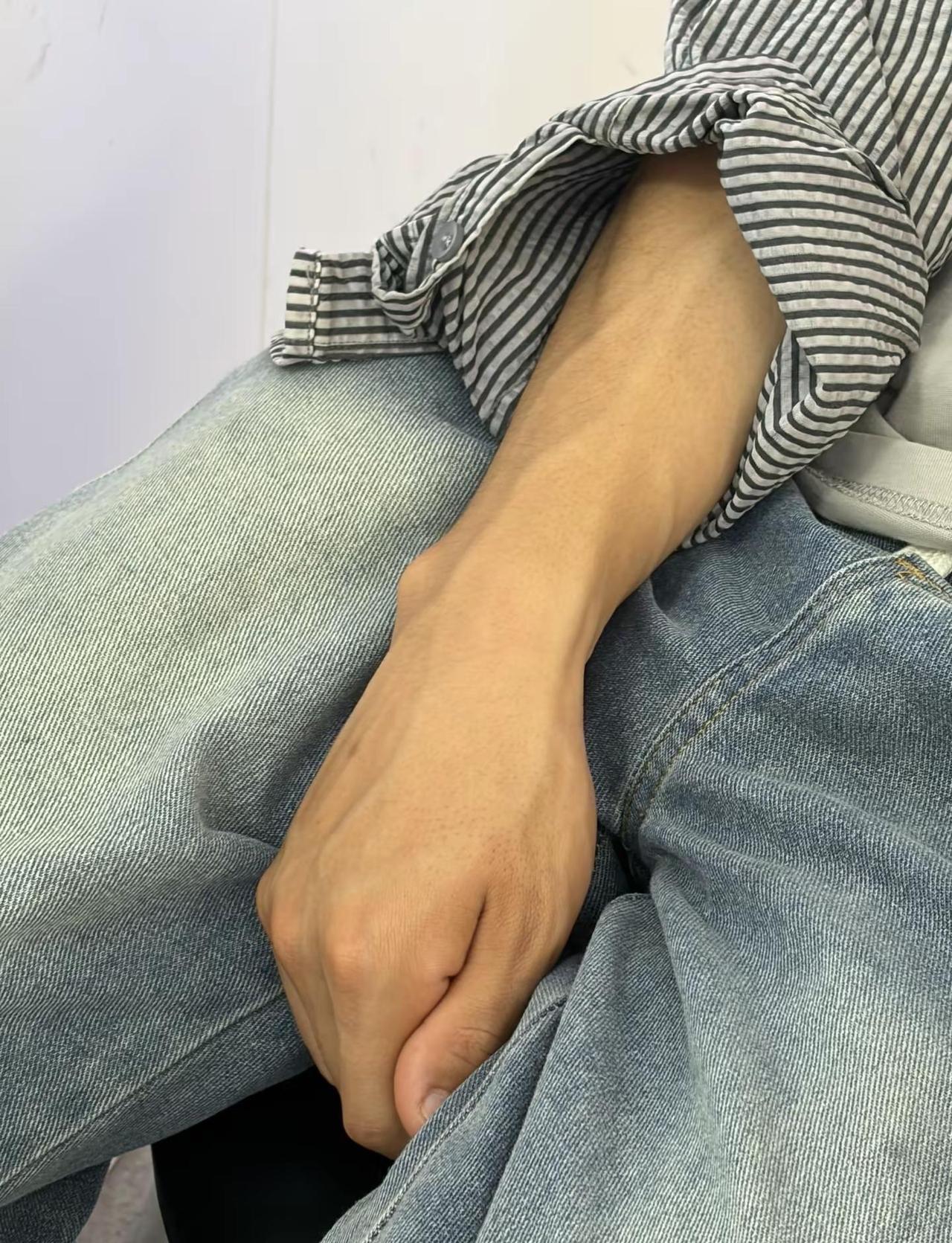 额头的汗 湿漉漉的后背 和青筋暴起的手臂！！！青筋