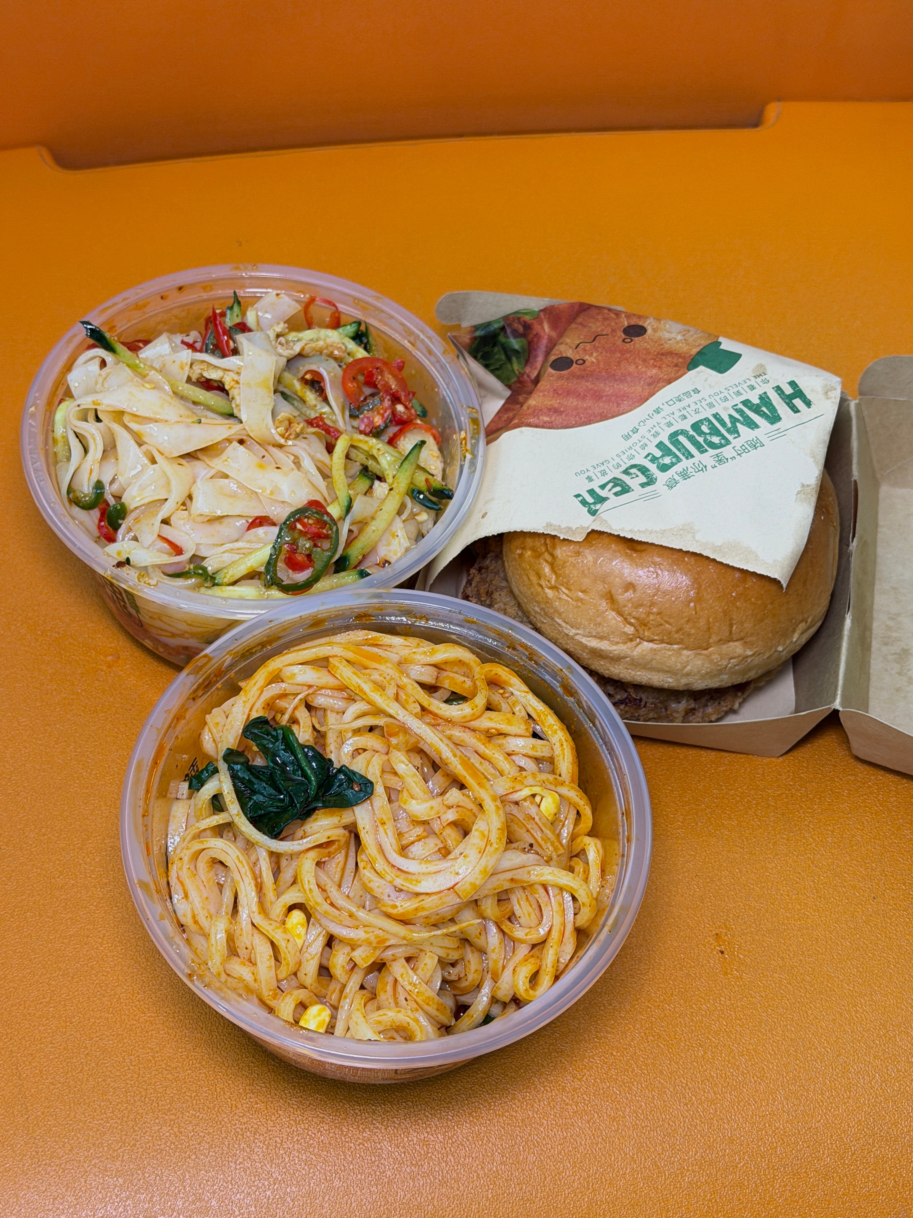 西安是多一秒也不能呆了，再呆两天就出栏了，临走还打包了凉皮米皮到机场，但我觉得我