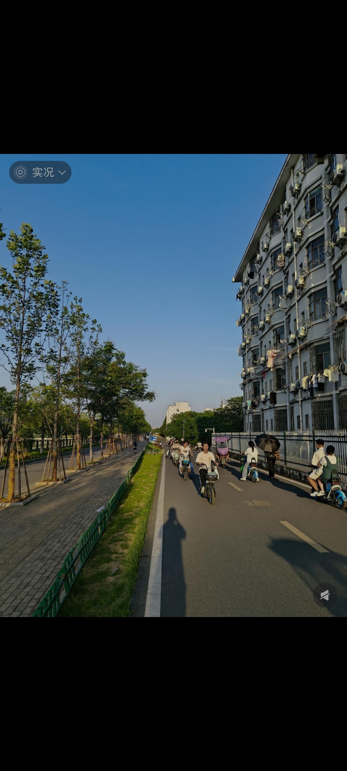 70岁老伴去世，身体健康，一儿一女，去子女家，还是在自己家更好？