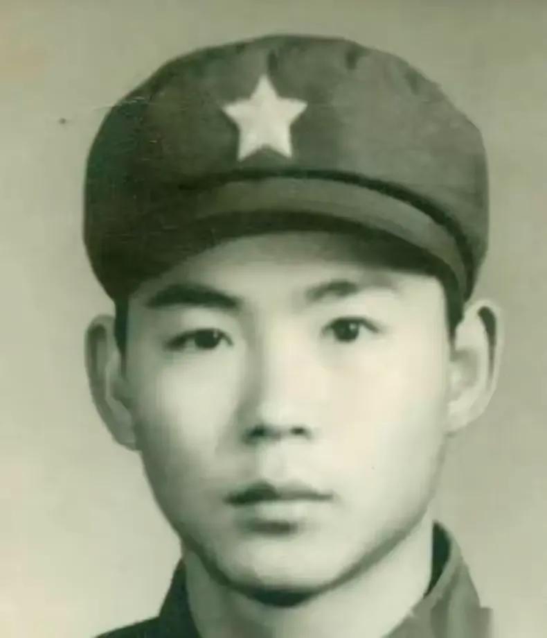 1979年排长谢志熙下令重机枪对准挡在路上的越南老百姓开火，然而机枪手打出的子弹