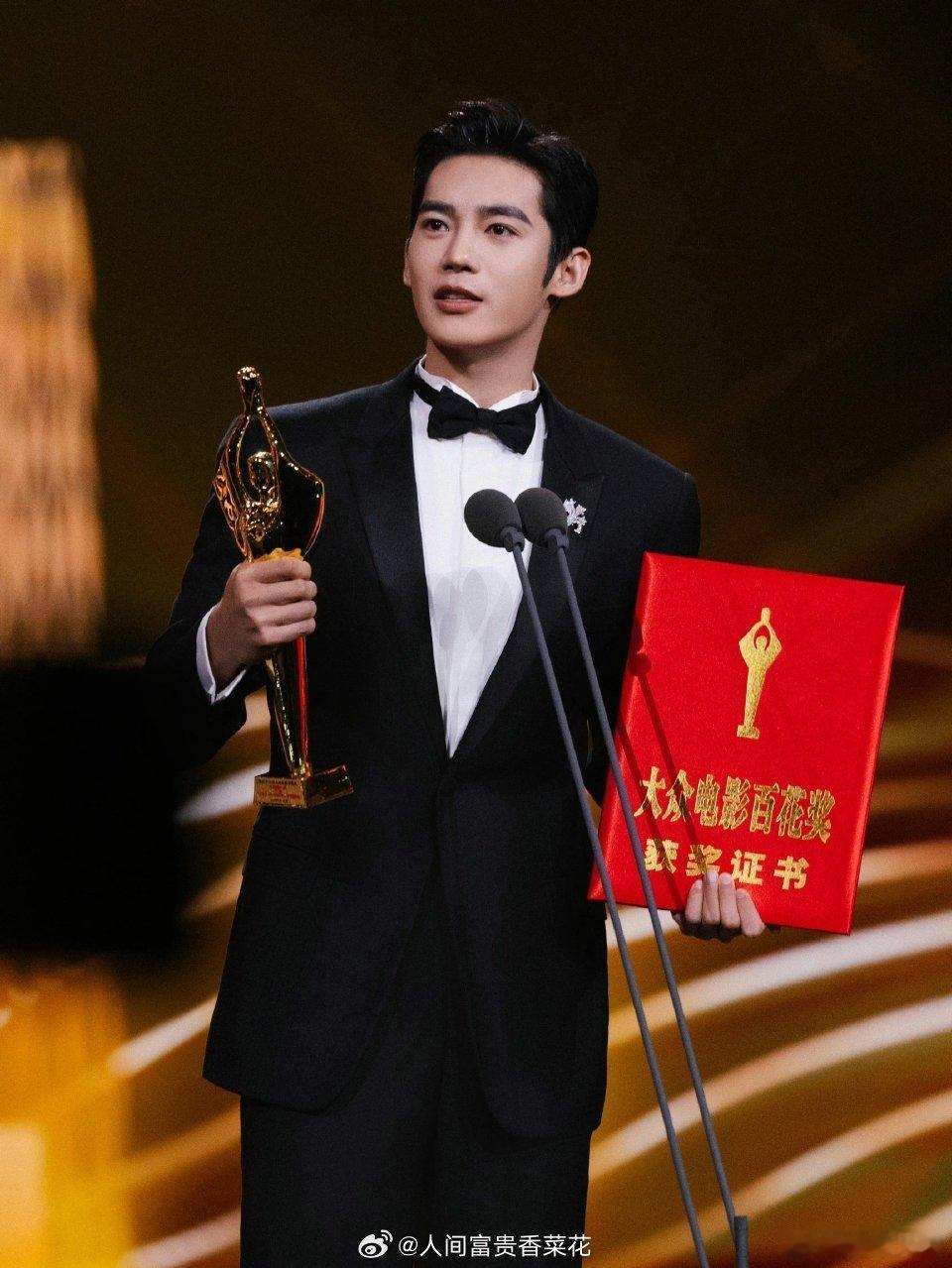 于适 四栖全能型艺人于适的多面人生也太精彩了！镜头前是演技在线的演员，舞台上是点
