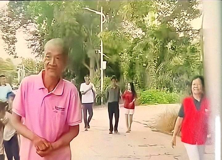 站在村口那条新铺的水泥路边，这个搬水泥的大叔攥着妹妹塞的红包，穿着新皮鞋，竟有点