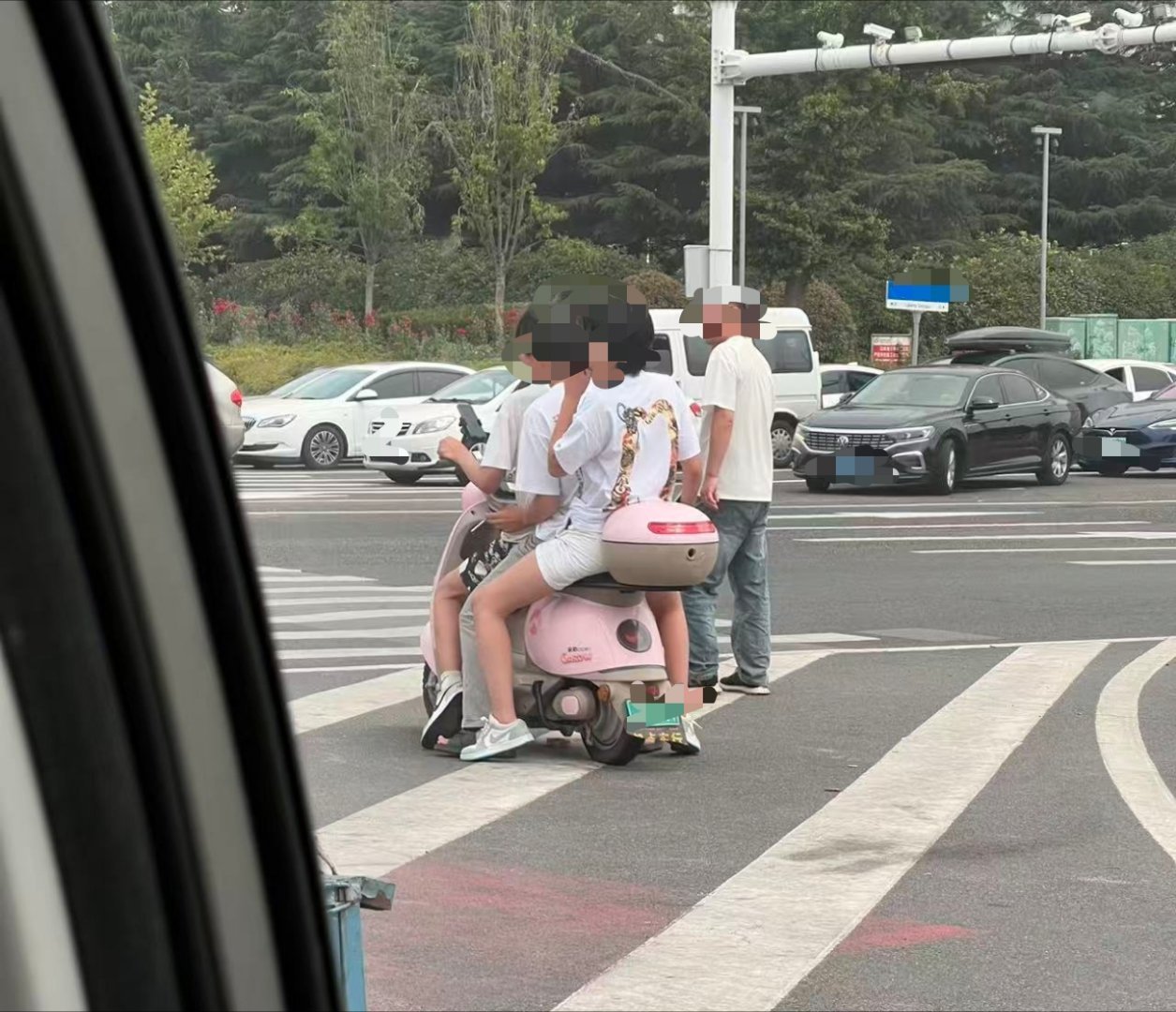 现在这些年轻人真的疯！一个小电驴坐三个男生！看着后面2个人都在抽烟，不知道有没有