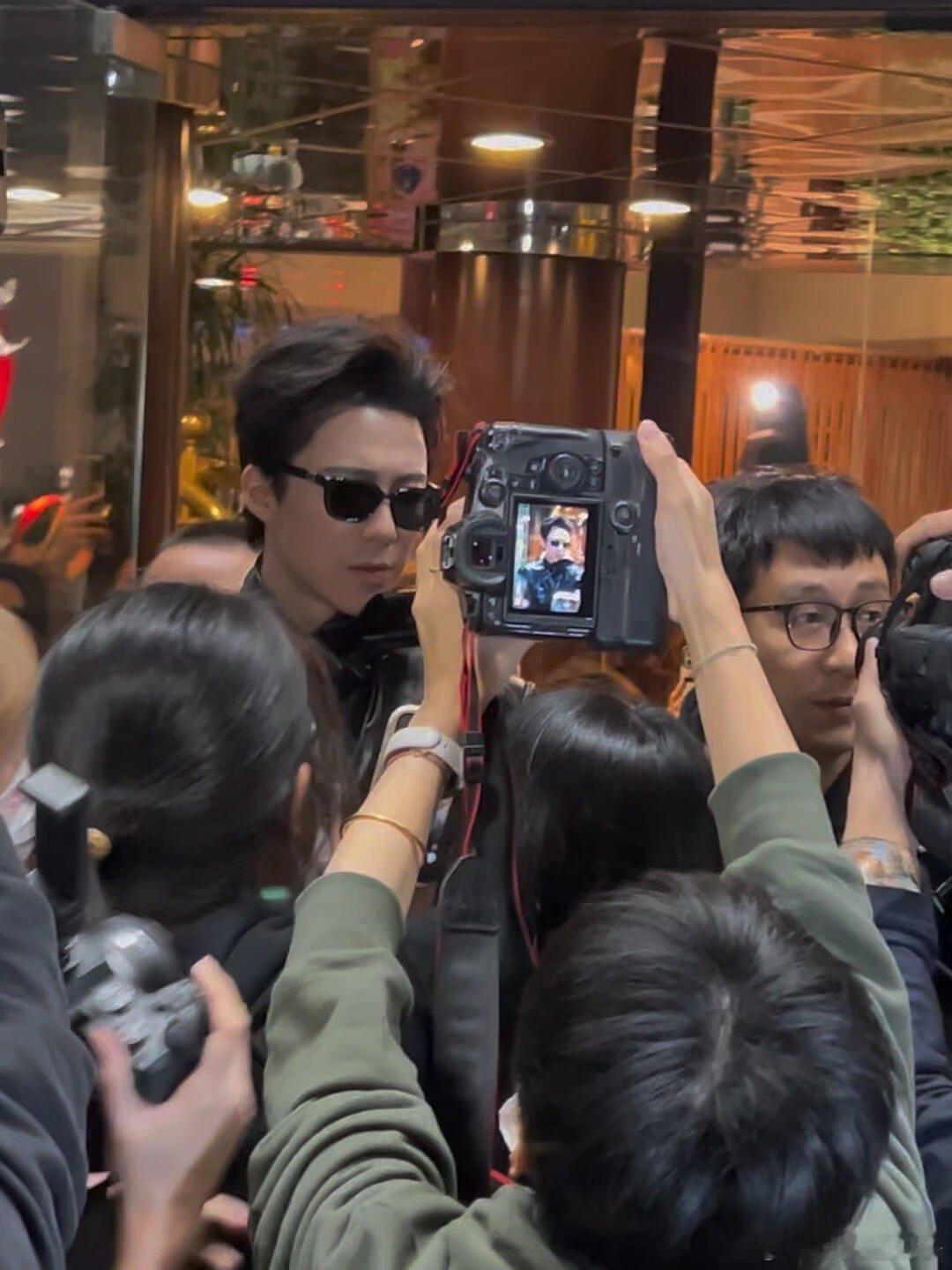 刘宇宁这个妆造相当酷，希望后面多搞类似的 