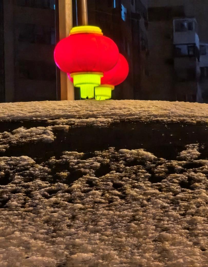 【北京下雪了】北京下雪了，网友们纷纷拍下雪景照。北京马年首场降雪，↓愿瑞雪兆丰年