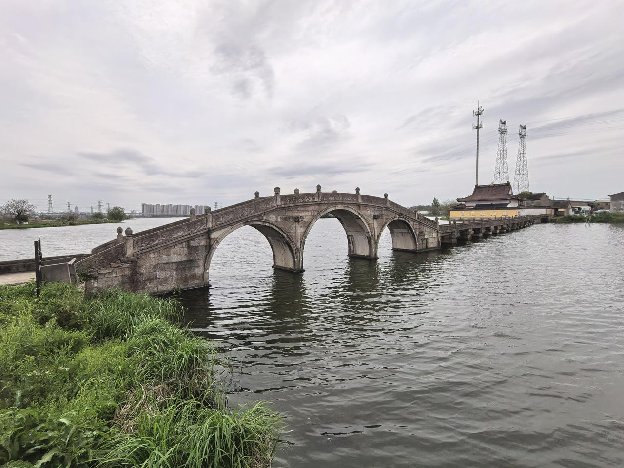泗龙桥位于绍兴市越城区东浦镇，连接鲁东村和王家村，始建于清代， 1937年重建，