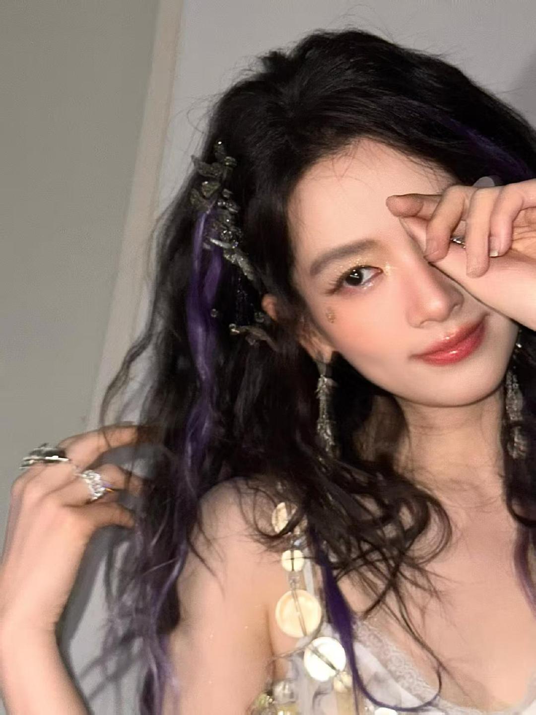 陈昊宇紫色挑染 陈昊宇巡演福州站的紫色挑染！好美！陈昊宇把巡演带回家乡 ​​​