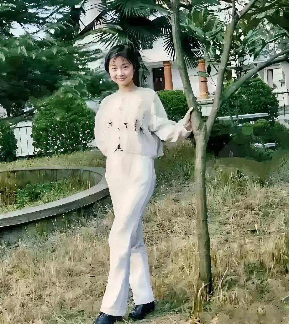 1996年16岁的柳岩，在广州的一所中专学校就读护理专业期间，拍摄的一张青春洋溢