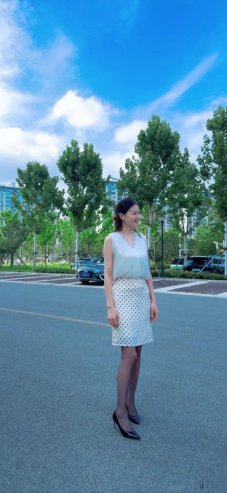 优雅蓝裙，都市风姿，时尚街拍