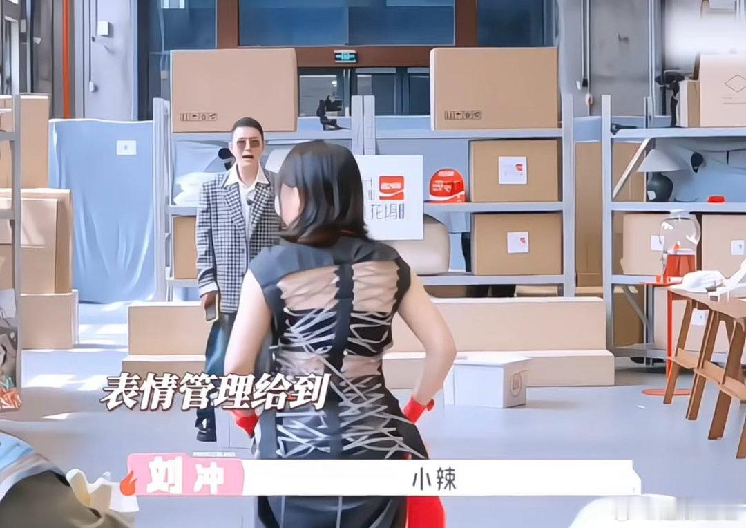 刘冲让李嘉琦走秀不要笑刘冲指导李嘉琦走秀桃花坞时装小课堂正式开课，刘冲化身专业走