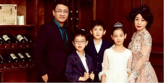 50岁郑州富婆冒死为小19岁丈夫生下三胞胎，这段不被看好的姐弟恋当年轰动全城。如