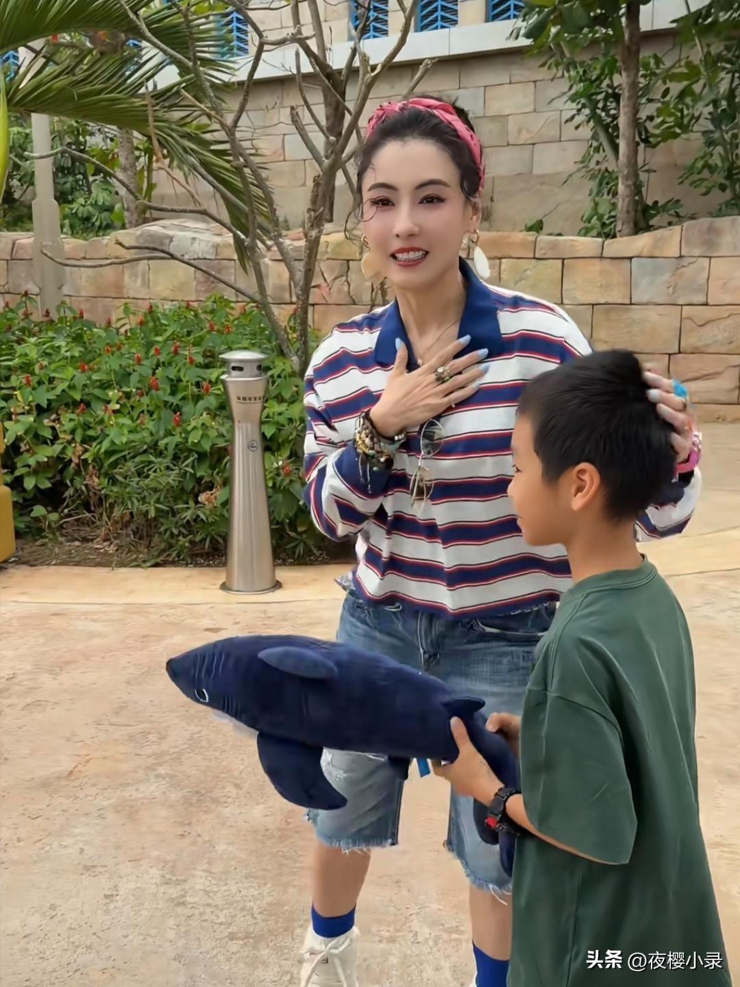 46岁张柏芝现身海南三亚度假，她真人好年轻漂亮，皮肤白里透红，几乎看不到一点皱纹