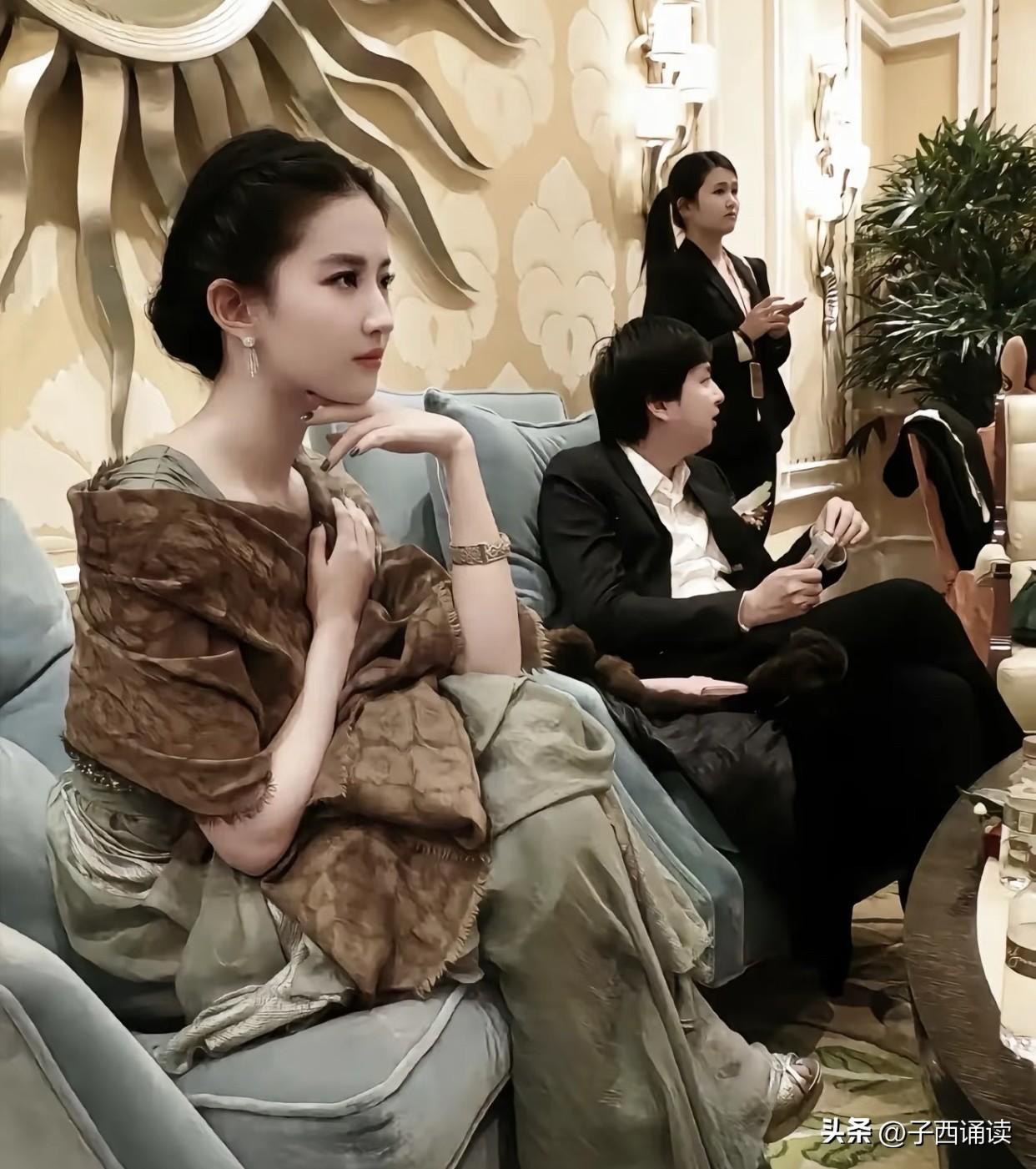 试问一下：就这眼神，深情凝视你一眼，有几个人骨头不酥？