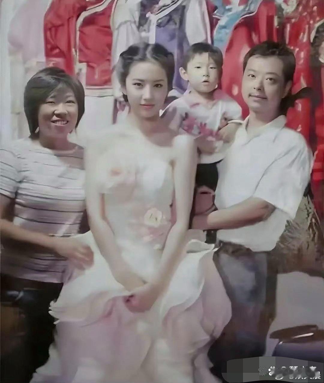 谁能想到当年的刘亦菲，如今会美成这般模样！早年模样虽青涩，却没人预料到她能蜕变得