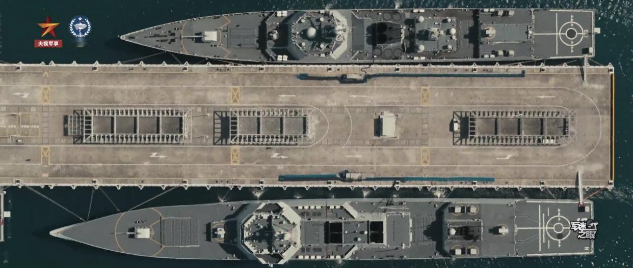 055万吨大驱与052D导弹驱逐舰同框俯视图
