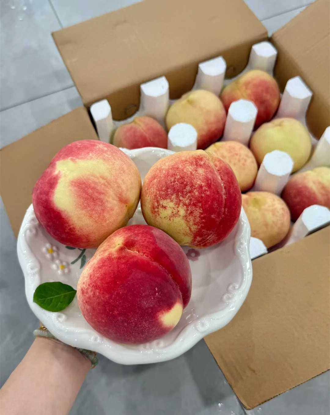 金秋蜜桃~~今年最后一款收官的优秀🍑啦~~当你以为夏天过完了今年再吃不到甜美的