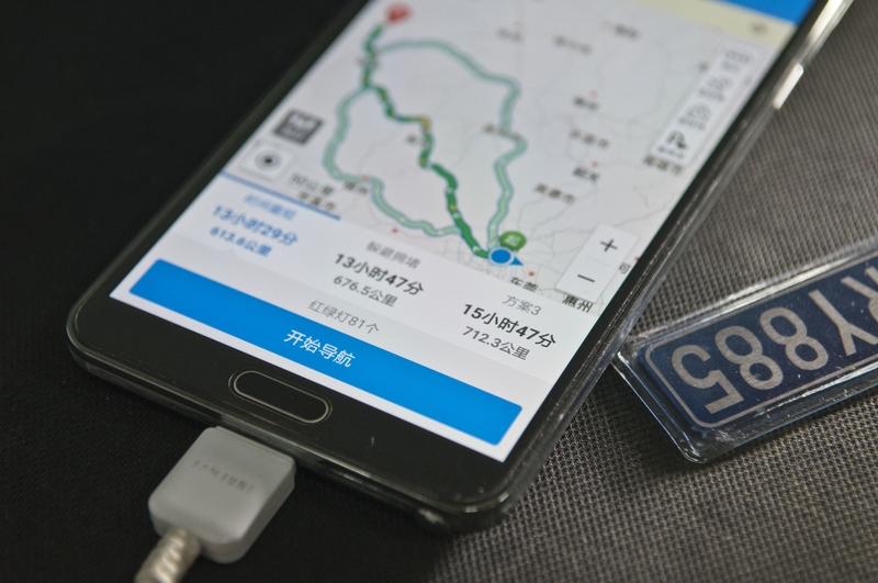 跑高速选导航，百度地图和高德地图各有千秋。
百度地图语音播报详细准确，复杂路口也