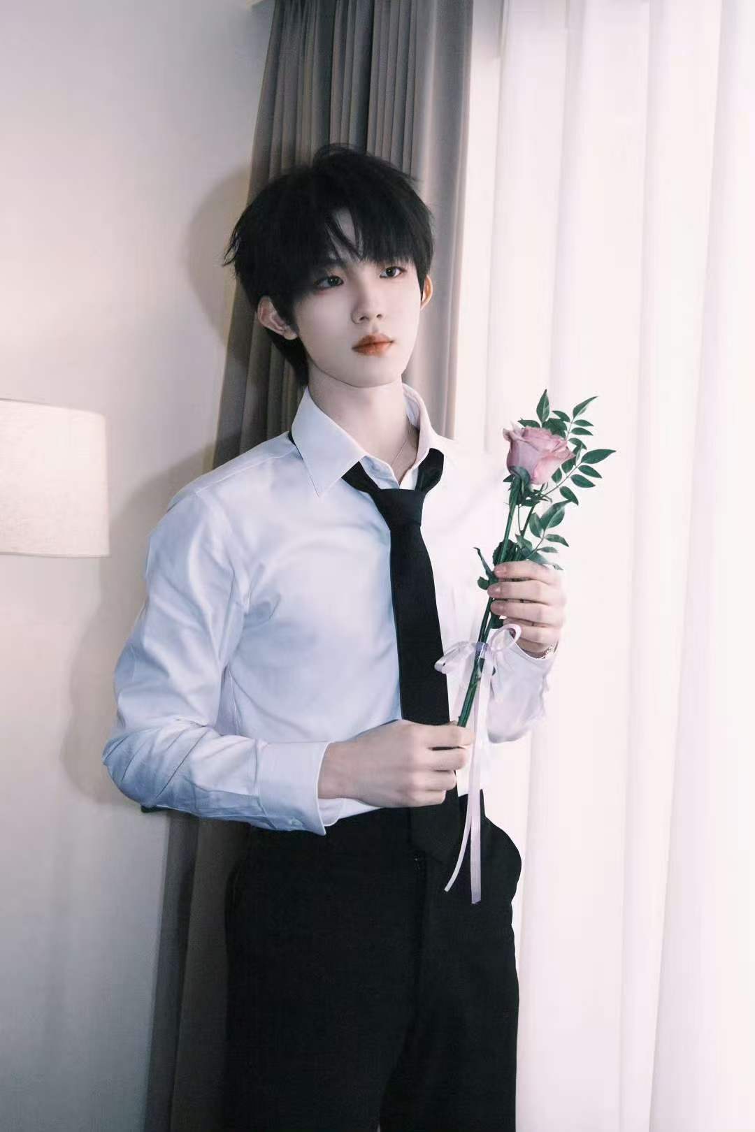 苏新皓小苏带着花花来啦这么可爱呢 