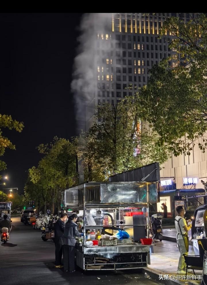 一个文明发达的社会不该让这种路边摊存在！
虽然现在经济大环境不好，确实应该保留一