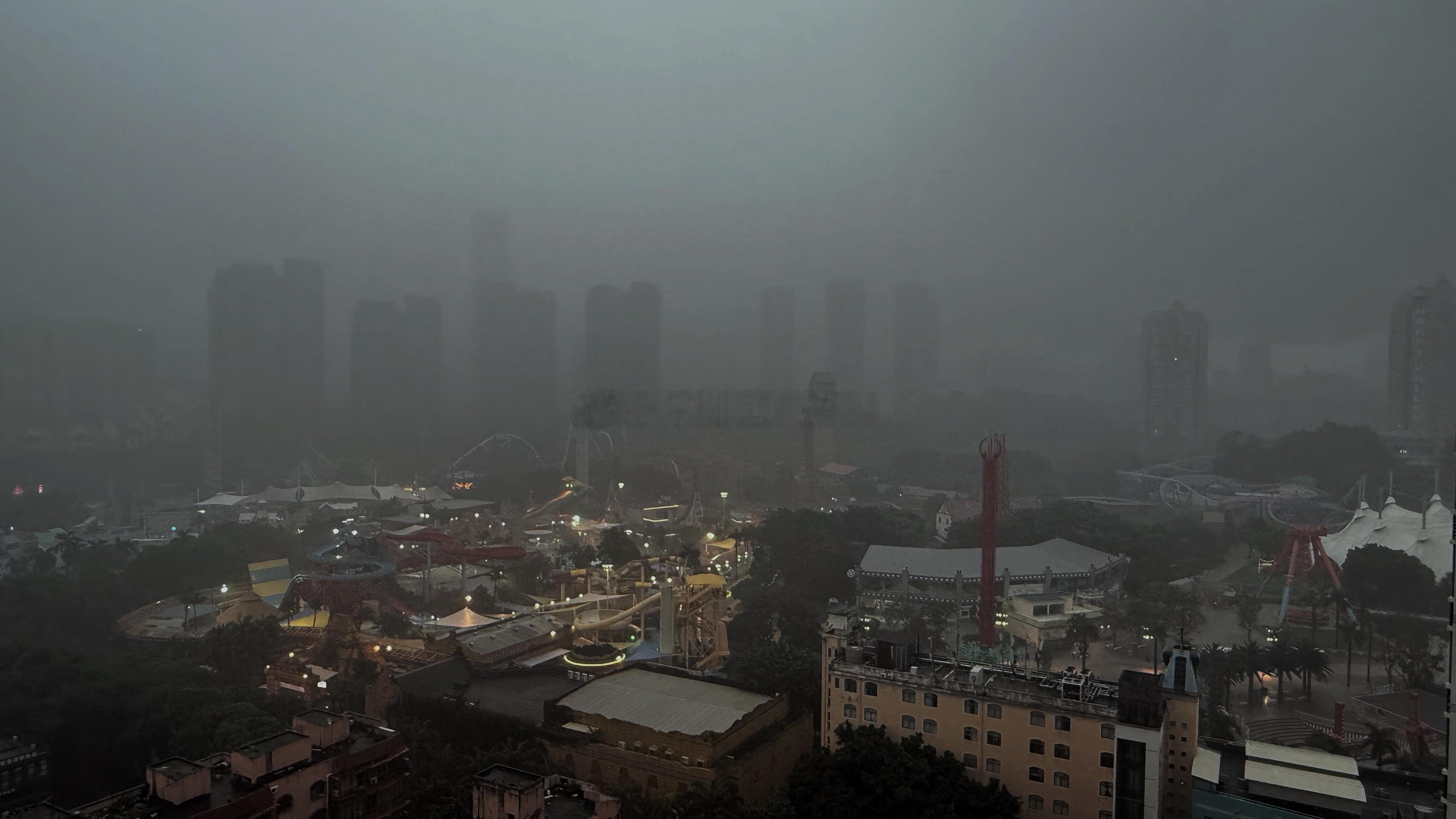 深圳蓝天001  深圳这几天的大雨说来就来。 