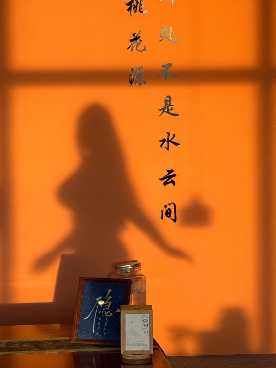 晚霞的余晖洒在橘黄的墙上