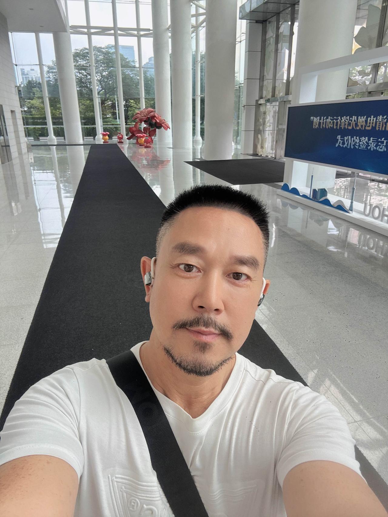 小蛮腰-广州塔是广州的新地标，也是广州最热的旅游景点，很多人以为广州塔是广东卫视