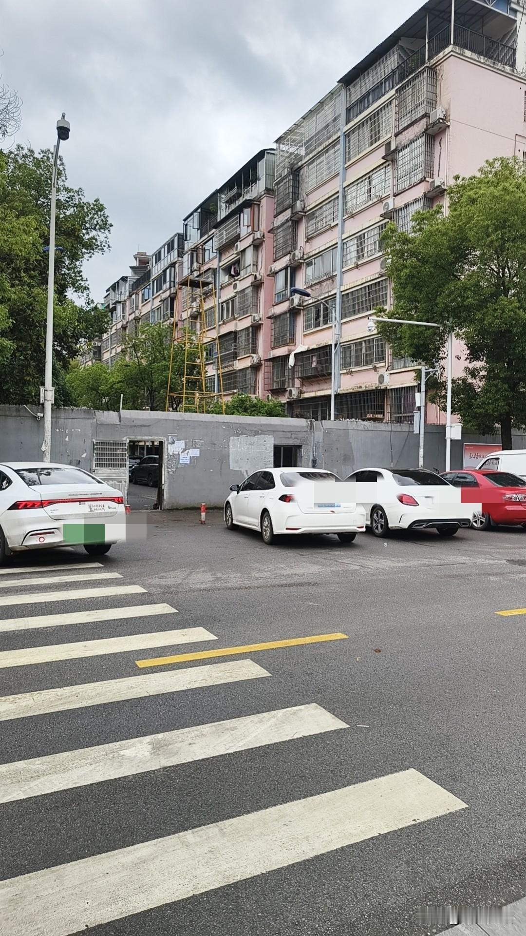 大学同学，
在同一个城市的共四个，
其中一个女同学，
女同学漂亮也是同学中的活跃