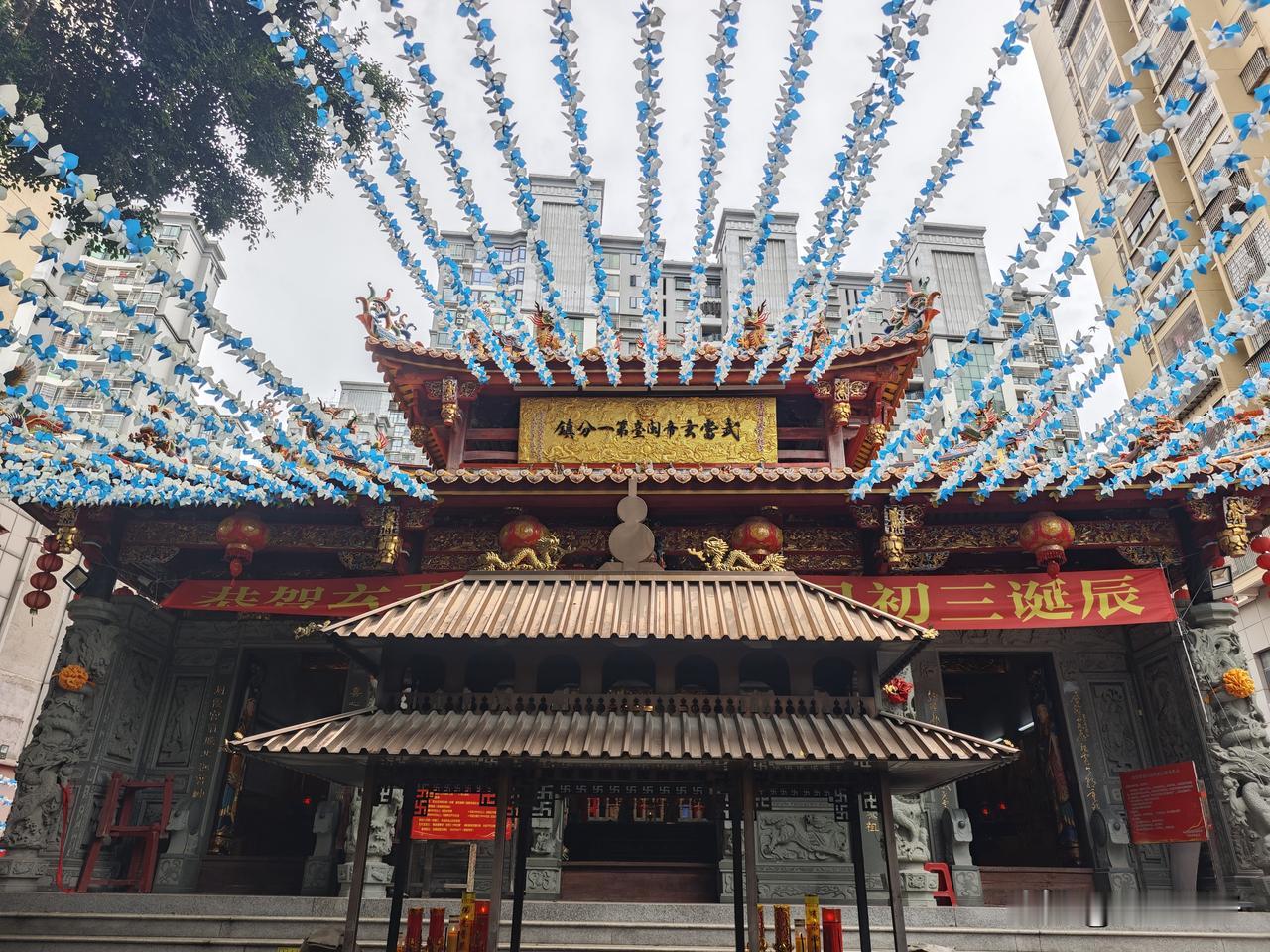 漳州武当玄帝闽台第一分镇凤霞宫，是闽南地区地位极高的道教古刹，亦是湖北武当山玄天
