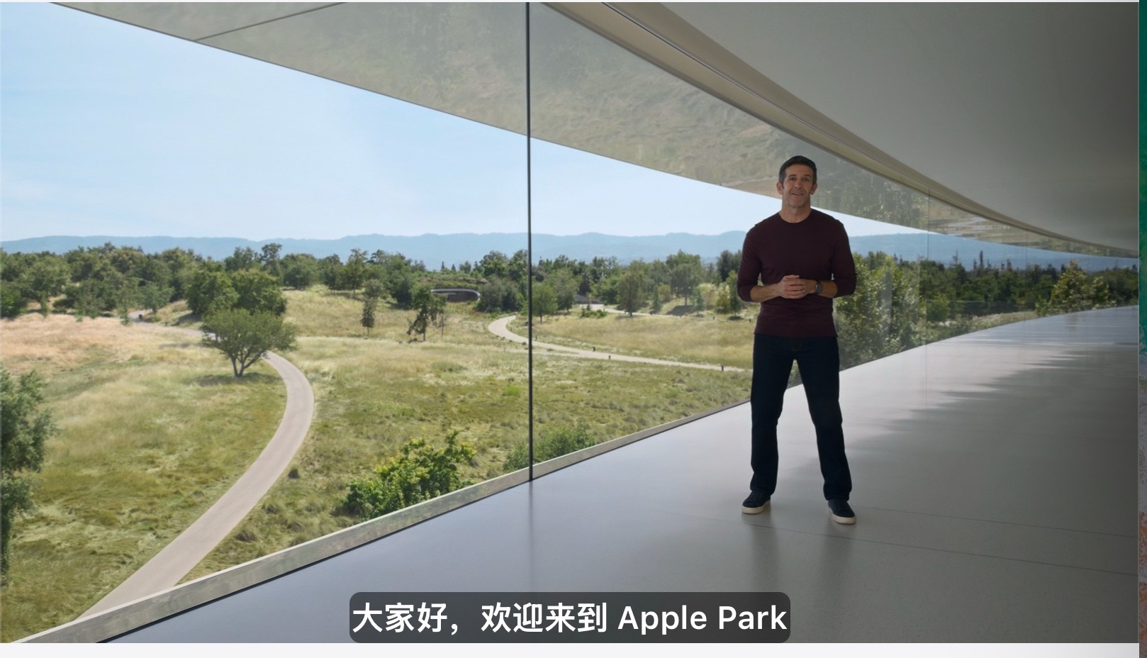 苹果发布会 苹果的新纪元来了，先导片中库克和特努斯完成了交棒！老爷子这笑容还是挺