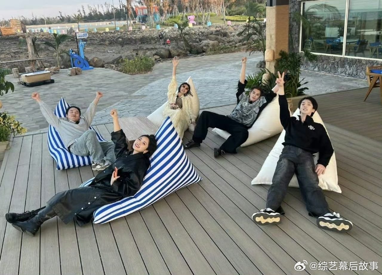 王鹤棣差点把秦岚崩出去秦岚一句“差点被弹进海里”，完美概括被王鹤棣崩飞的搞笑瞬间