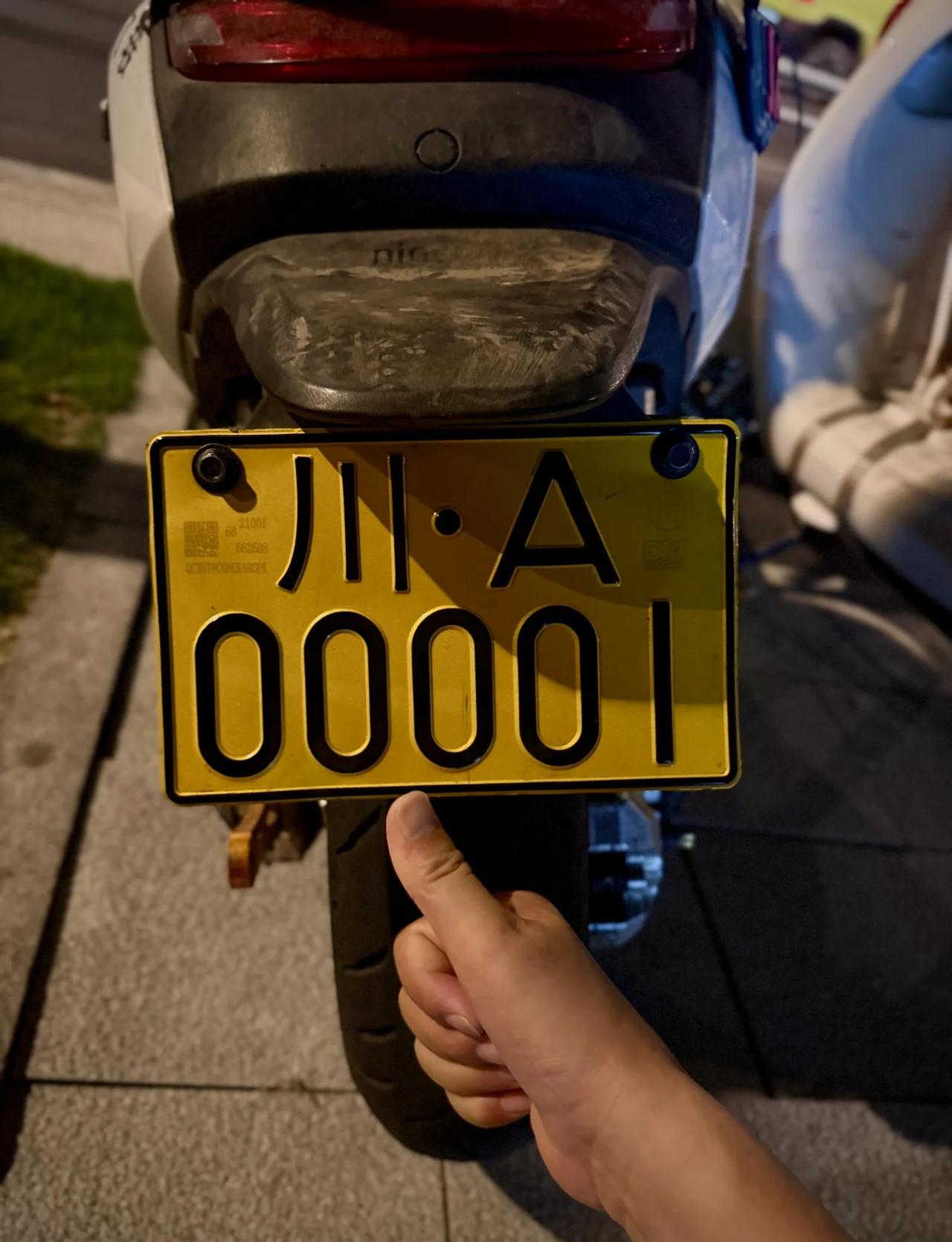 全体起立，敬礼！
成都 摩托车 摩托车牌 这一刻有亿点含金 玩个新高度 路边拍照