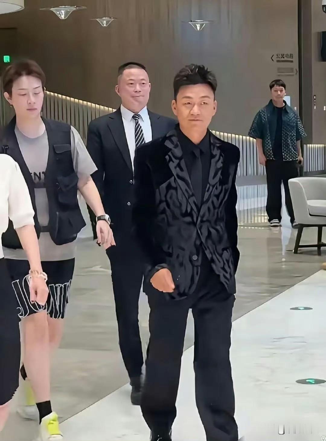 事实证明，男人有钱是真能变帅！以前看王宝强，就是朴实的草根样，现在再看，气场、穿