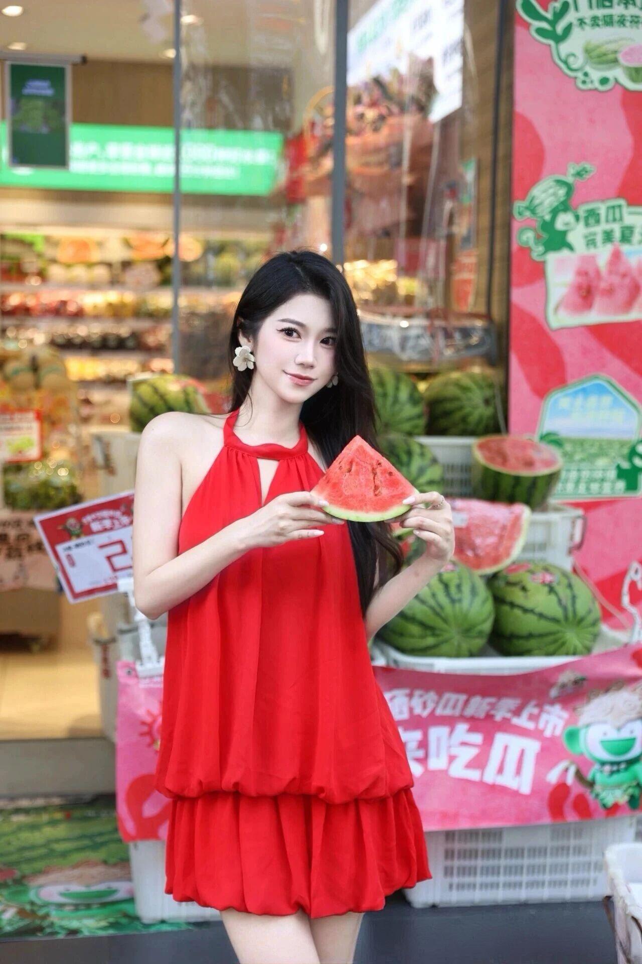 女孩子怎么穿搭既时尚又好看?红裙西瓜夏日清凉解暑