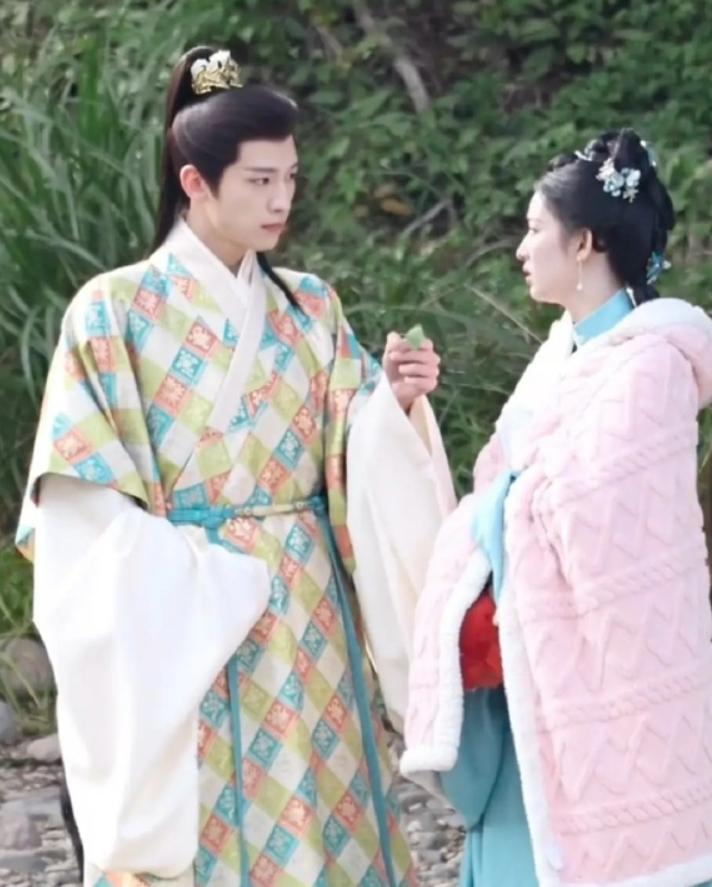 辛云来和王楚然在拍《明月录》
《雁回时》之后，陈都灵是明显升咖了，但是辛云来依旧