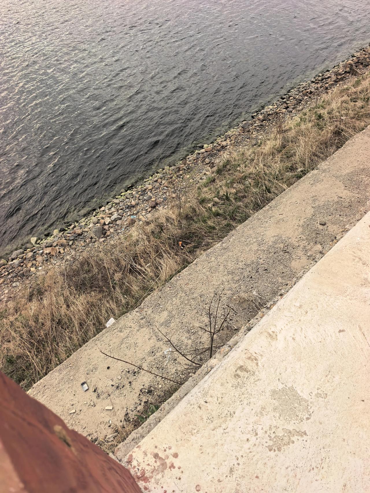 网友爆料在吉林市去往丰满的方向，滨江南路的松花江边。

就在图三这个楼对面，有两
