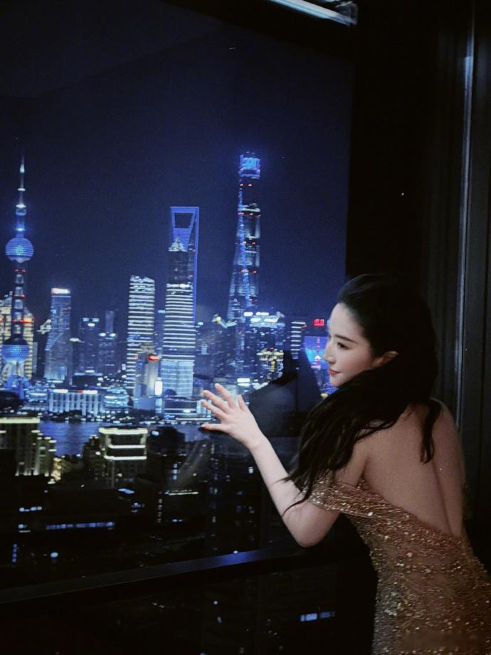 刘亦菲与魔都夜景同框刘亦菲晒夜景随拍，沉浸式感受魔都夜晚的摩登浪漫。鎏金礼服泛着