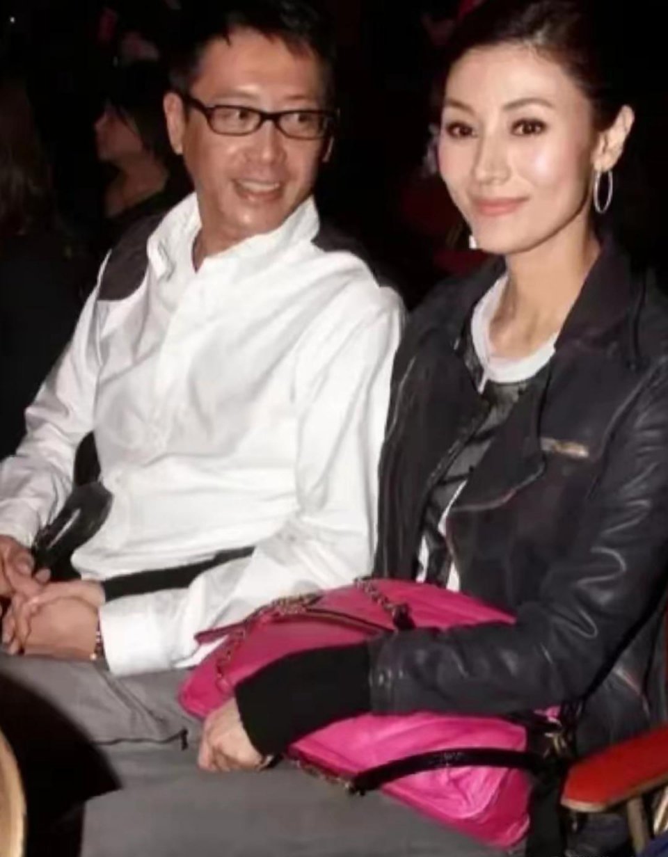 许晋亨看着李嘉欣的眼神，满脸宠溺啊，许晋亨眼只有李嘉欣 